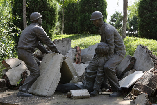 地震抢险救灾雕塑