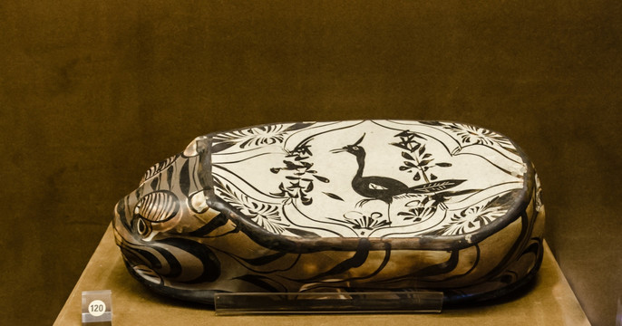 金代鸟纹虎形枕 白地黑褐彩瓷枕