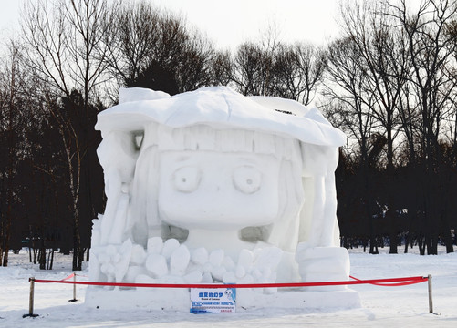 可爱小女孩雪雕