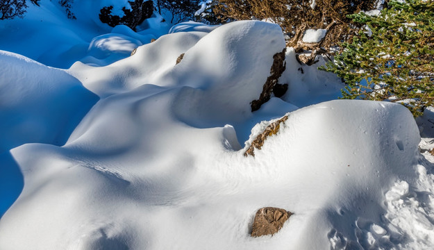 禄劝轿子雪山残雪