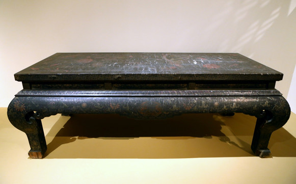 黑漆霸王枨填雕彩绘花卉纹供桌