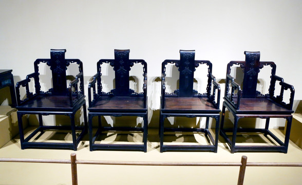 清代紫檀书卷式扶手椅