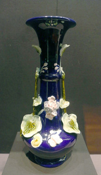 奥地利蓝釉堆塑花瓶