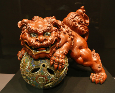 日本红釉狮子滚绣球