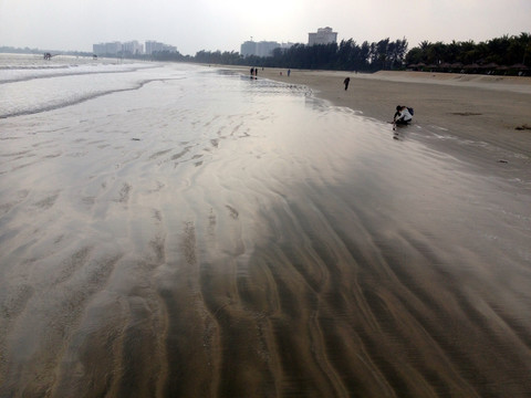 海南三亚文昌海边的沙滩和游客