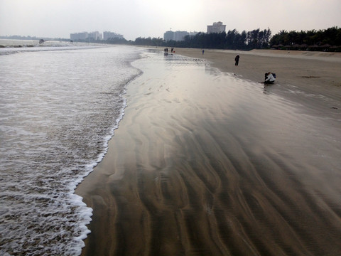 海南三亚文昌海边的沙滩和游客