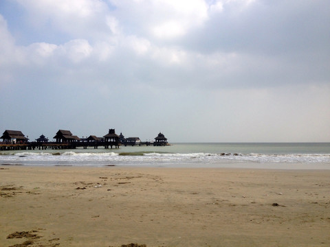 海南三亚文昌海边的沙滩和栈桥