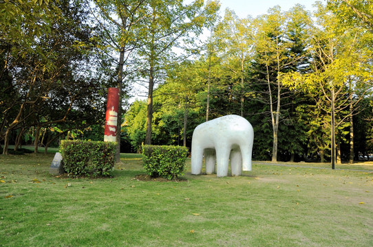 抽象化的大象雕塑