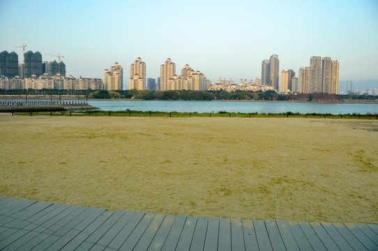 江滨沙滩高楼