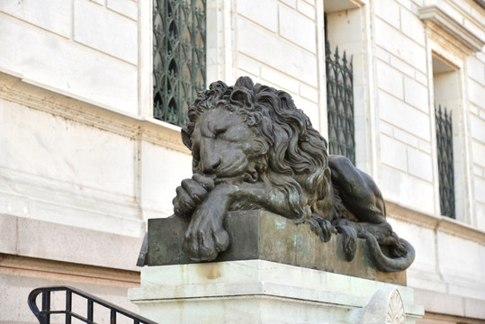 睡狮雕塑