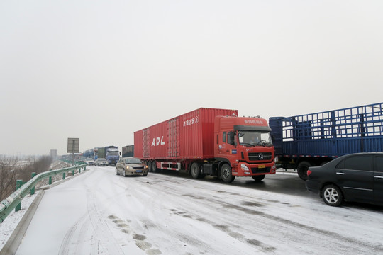 雪后堵车的高速公路