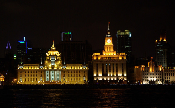 上海外滩隔江远眺欧式建筑夜景
