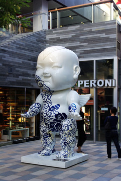 北京三里屯 小孩雕塑