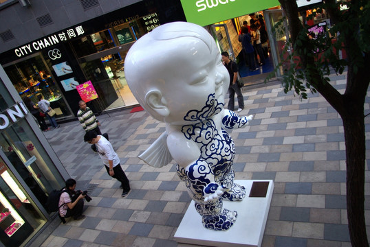 北京三里屯 小孩雕塑