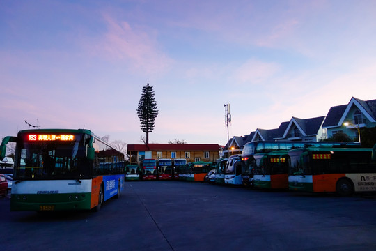 凌晨公交车场