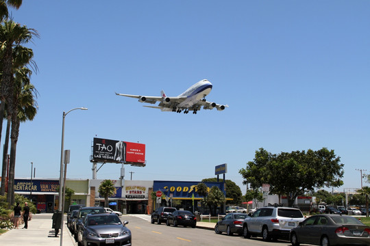 洛杉矶机场降落的飞机