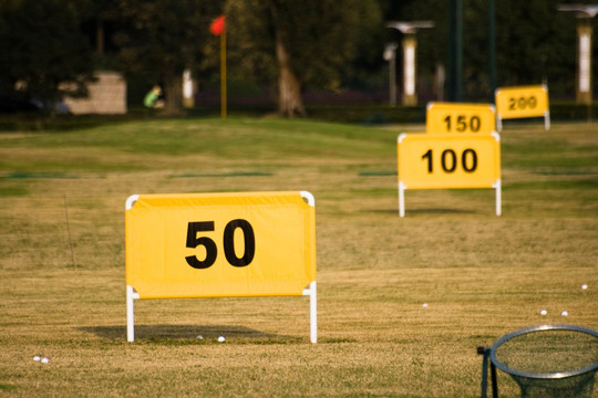高尔夫练习场距离标志牌