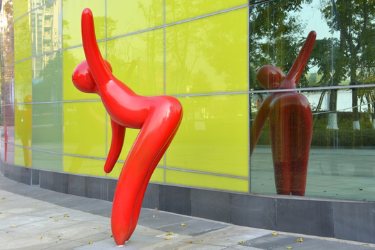 红色抽象人物雕塑 高清图