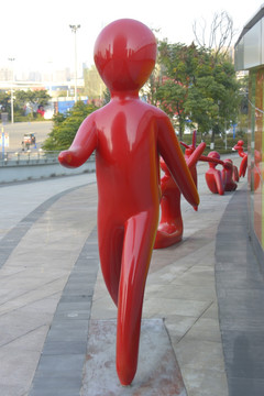 红色抽象行走人物雕 塑高清图
