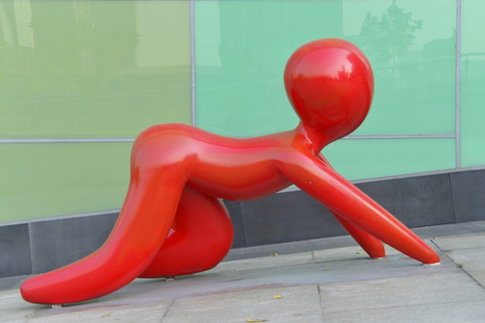红色抽象人物雕塑高清图