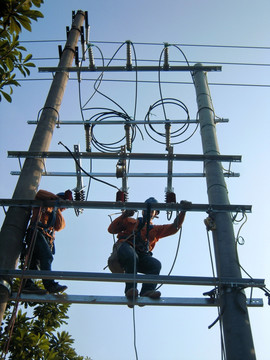 抢修维修高压电线人员