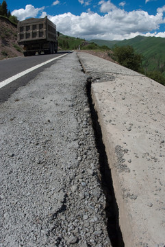 地震对公路的破坏 地震痕迹