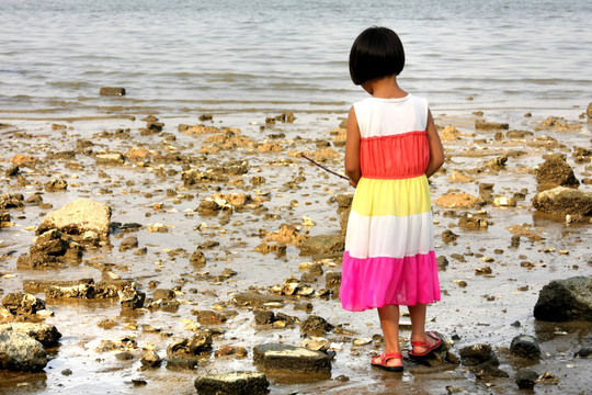 海边玩耍女孩