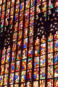 米兰大教堂内的彩色窗户