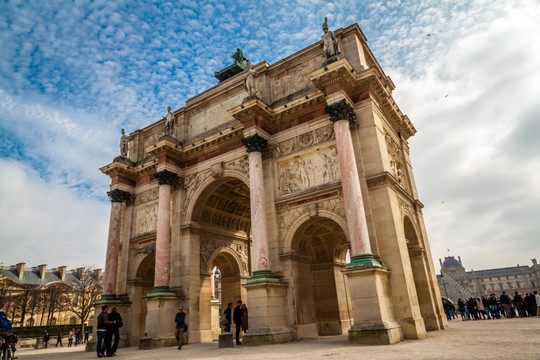 巴黎卢浮宫广场前的小凯旋门