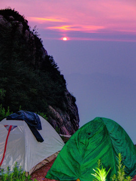 搭帐篷观泰山日出