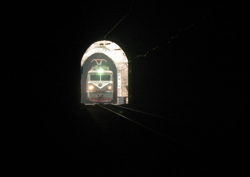 进入隧道的火车