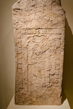 玛雅石雕盛装男子像石门框