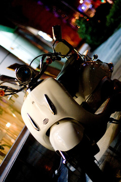 白色摩托车
