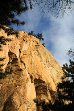 泰山石崖峭壁
