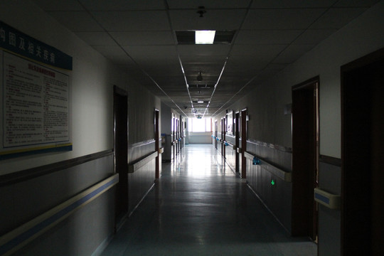 寂静的医院走廊