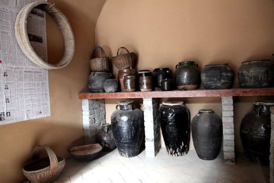 农村窑洞的陶瓷日用品