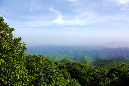 蓝天白云绿树青山