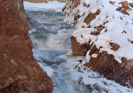 红岩上流淌的冰水 天山风光