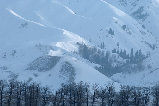 夕阳下山时的风雪天山