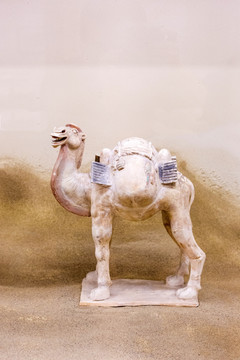 唐代彩绘陶载物骆驼