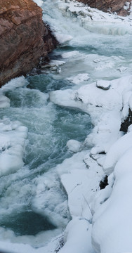 夹杂着浮冰的冬天的河流