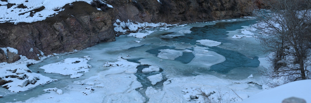 冰雪覆盖下的冬天的河流
