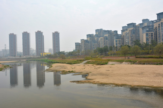 城市发展 城市污染 河流污染