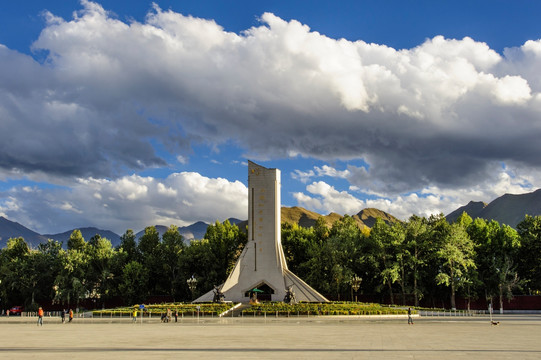 拉萨和平解放纪念碑