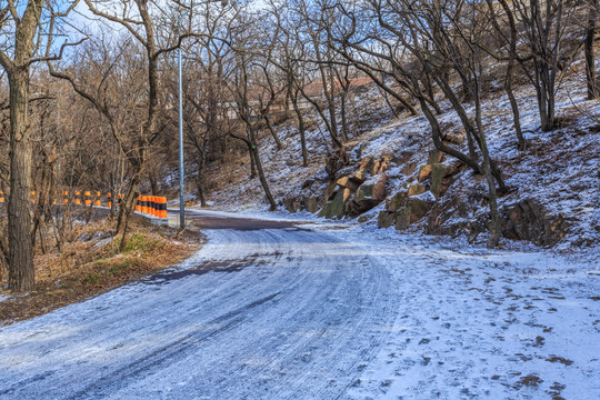 雪后的山路