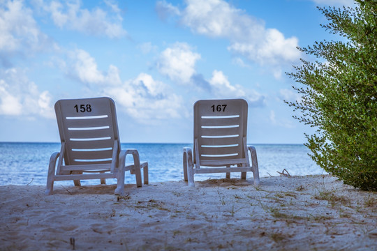 沙滩背景椅子