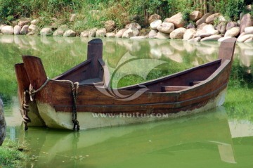 河中小船