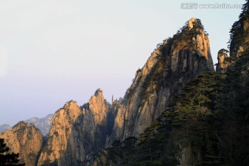 黄山险峻石峰