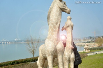 长颈鹿石雕春游风景图片