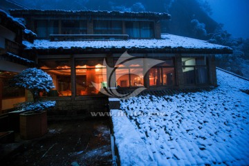 雪中温暖小屋